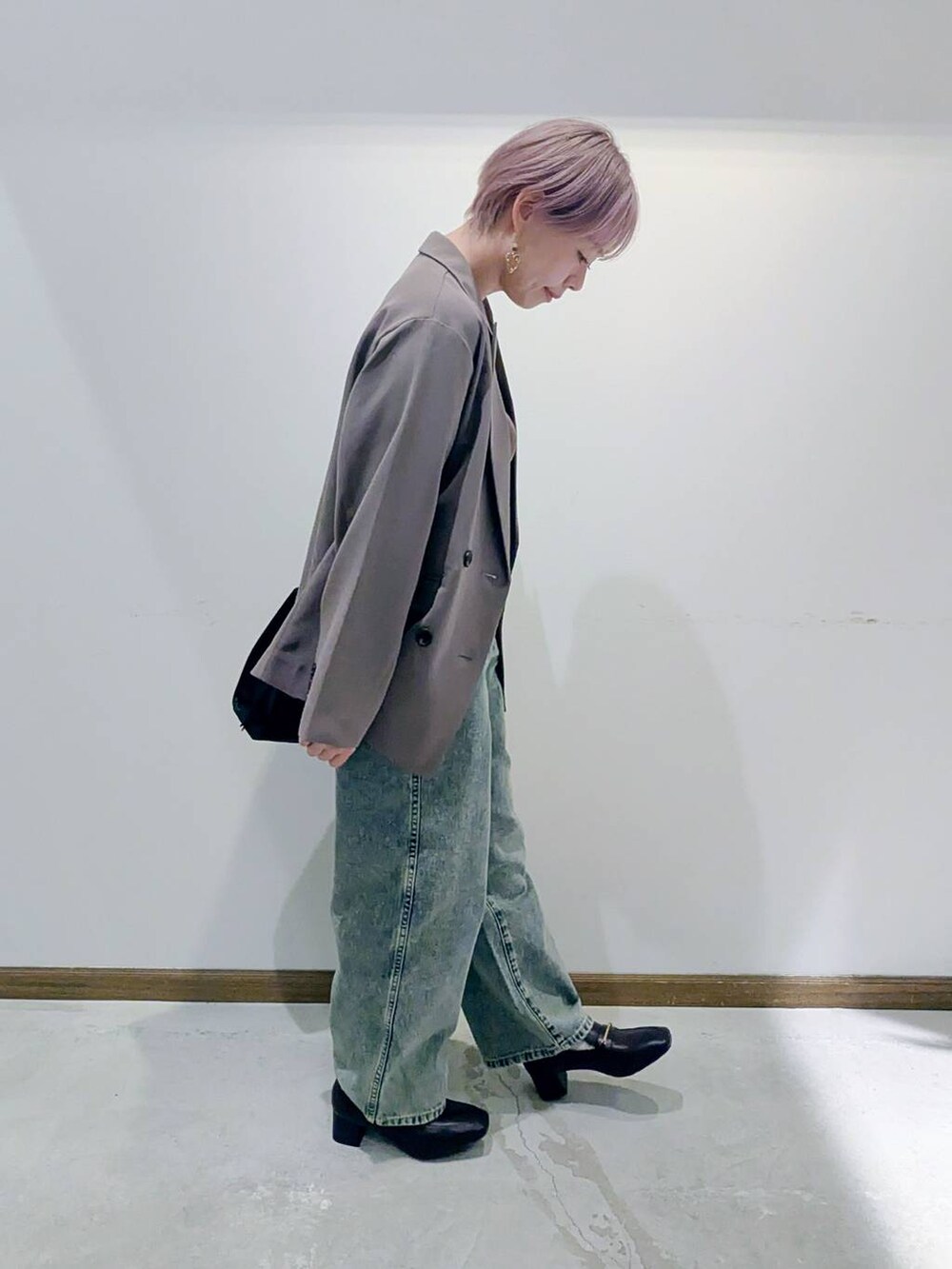 ブラック系のローファー、ブラック系のショルダーバッグ、ブラウン系のキャミソールを着用したレディースの秋コーディネートの2枚目の写真