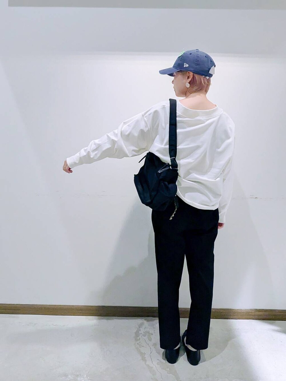 ブラック系のパンプス、ブラック系のショルダーバッグ、ブラック系のその他パンツを着用したレディースの秋コーディネートの3枚目の写真