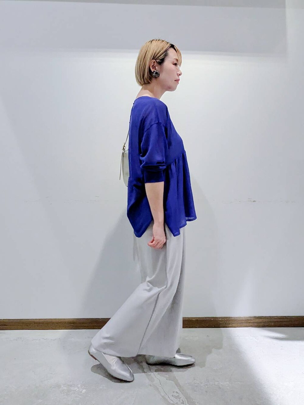 「はくだけで美脚完成_GLOBAL WORK、スカート、ロングスカート、撥水、バッグ、ショルダーバッグ、タンクトップ、シアートップス、春コーデ、秋コーデ、夏コーデ、ウツクシルエット_GLOBAL WORK、ベーシック/シンプル、低身長、カジュアル」｜「GLOBAL WORKのらくっション踏めるバブーシュ/136007（その他シューズ、シルバー系）」を使った、のみ子さん（レディース・154cm）の夏コーディネートの4枚目の写真
