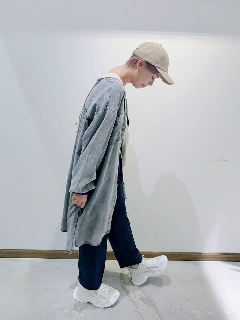 ブラック系のタンクトップ、ホワイト系のショルダーバッグ、グレー系のその他パンツを着用したレディースの秋コーディネートの2枚目の写真