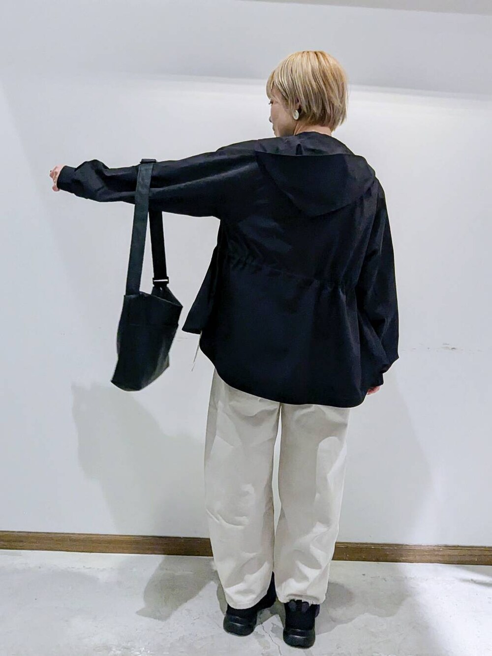 「ベーシック/シンプル、低身長、カジュアル、ママコーデ、GLOBAL WORK、アウター、撥水、デニムパンツ、GOOD DENIM_GLOBAL WORK、バッグ、春コーデ、秋コーデ、スニーカー、Tシャツ、ショルダーバッグ」｜「GLOBAL WORKのGOODデニムカーブパンツ/143956（デニムパンツ、ホワイト系）」を使った、のみ子さん（レディース・154cm）の夏コーディネートの3枚目の写真