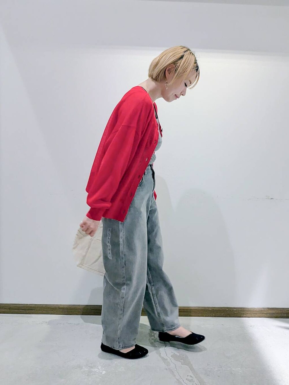 「ベーシック/シンプル、低身長、カジュアル、ママコーデ、GLOBAL WORK、カーディガン、タンクトップ、撥水、バッグ、GOOD DENIM_GLOBAL WORK、デニムパンツ、パンプス、トートバッグ、シアートップス、春コーデ」|「GLOBAL WORKのGOODデニムカーブパンツ/143956(デニムパンツ、グレー系)」を使った、のみ子さん(レディース・154cm)の夏コーディネートの4枚目の写真