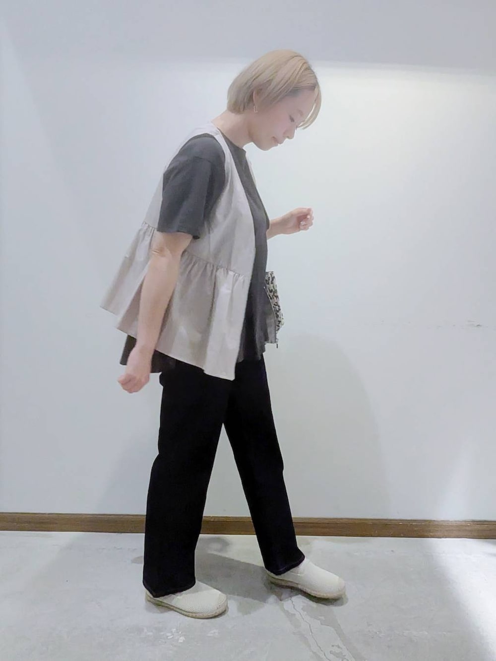 「ベーシック/シンプル、低身長、カジュアル、ママコーデ、GLOBAL WORK、デニムパンツ、GOOD DENIM_GLOBAL WORK、Tシャツ、ベスト、トートバッグ、バッグ、春コーデ、夏コーデ、秋コーデ、ウォッシャブル」｜「GLOBAL WORKのGOODデニムストレートパンツ/209645（デニムパンツ、ブルー系）」を使った、のみ子さん（レディース・154cm）の春コーディネートの4枚目の写真