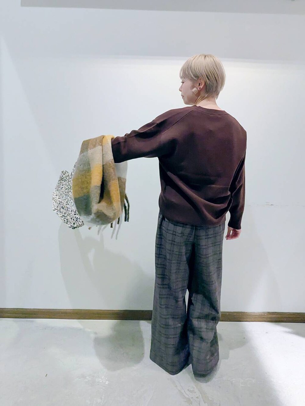 ホワイト系のその他シューズ、その他のトートバッグ、ブラウン系のスウェットを着用したレディースの冬コーディネートの2枚目の写真