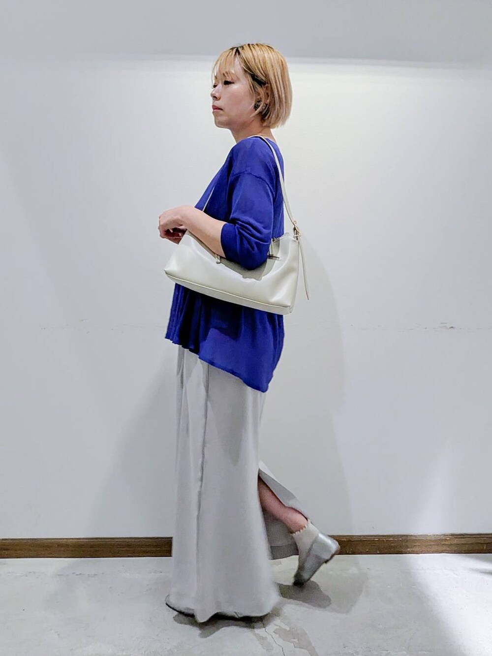 「はくだけで美脚完成_GLOBAL WORK、スカート、ロングスカート、撥水、バッグ、ショルダーバッグ、タンクトップ、シアートップス、春コーデ、秋コーデ、夏コーデ、ウツクシルエット_GLOBAL WORK、ベーシック/シンプル、低身長、カジュアル」｜「GLOBAL WORKのらくっション踏めるバブーシュ/136007（その他シューズ、シルバー系）」を使った、のみ子さん（レディース・154cm）の夏コーディネートの2枚目の写真