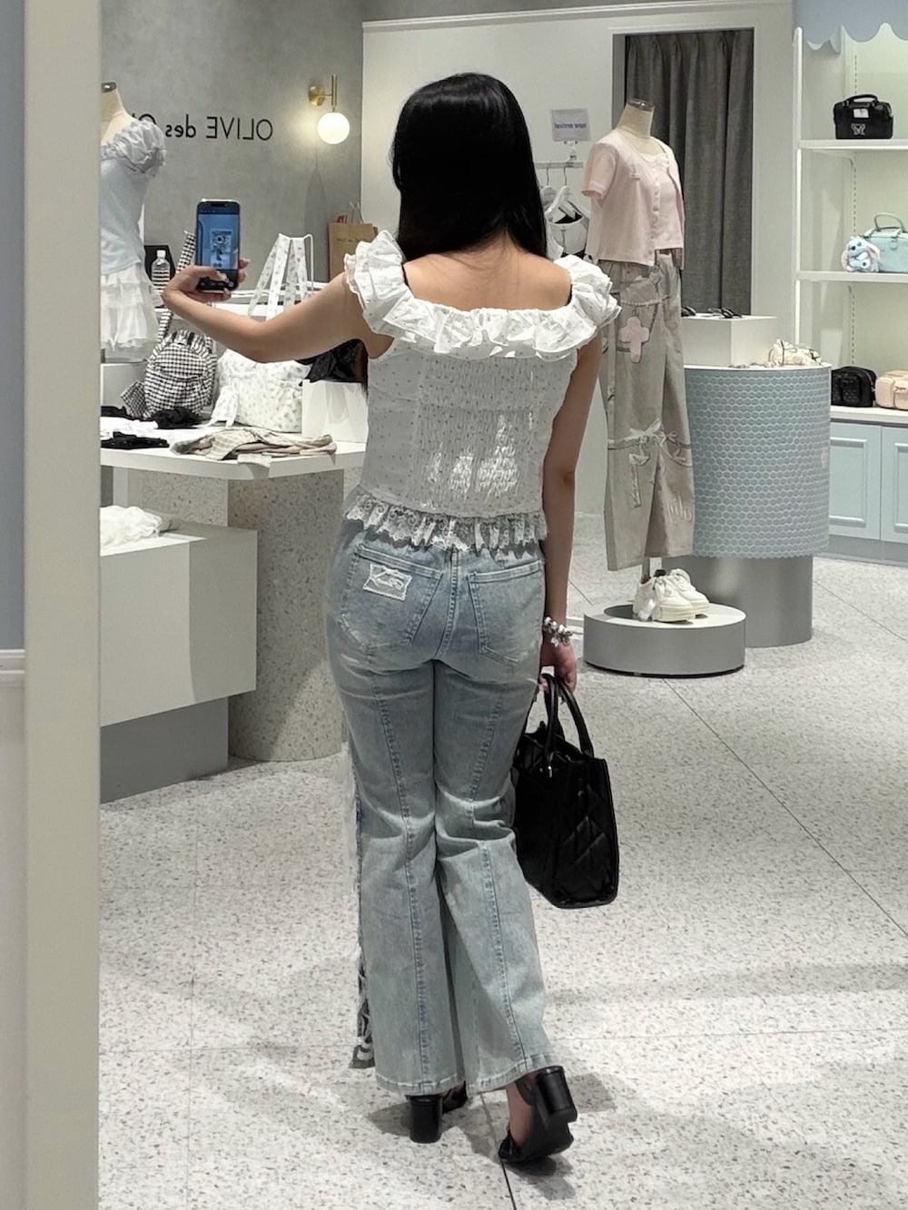 その他のシャツ/ブラウス、ブルー系のデニムパンツ、ブラック系のショルダーバッグを着用したレディースの夏コーディネートの5枚目の写真
