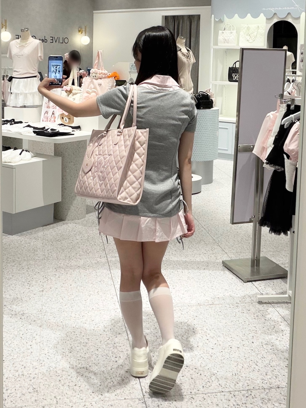 グレー系のワンピース、ピンク系のトートバッグを着用したレディースの夏コーディネートの3枚目の写真