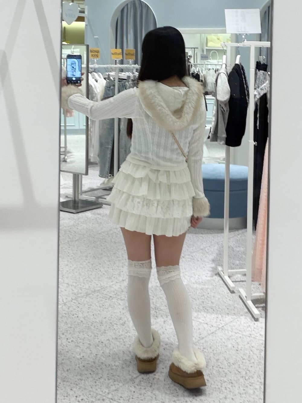 ホワイト系のパーカー、ホワイト系のスカート、ピンク系のショルダーバッグを着用したレディースの秋コーディネートの4枚目の写真