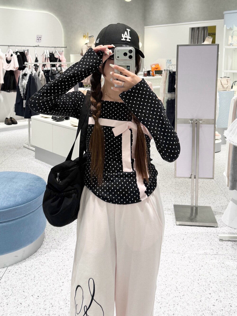 ブラック系のTシャツ/カットソー、ピンク系のスウェットパンツ、ブラック系のボストンバッグを着用したレディースの春コーディネートの3枚目の写真