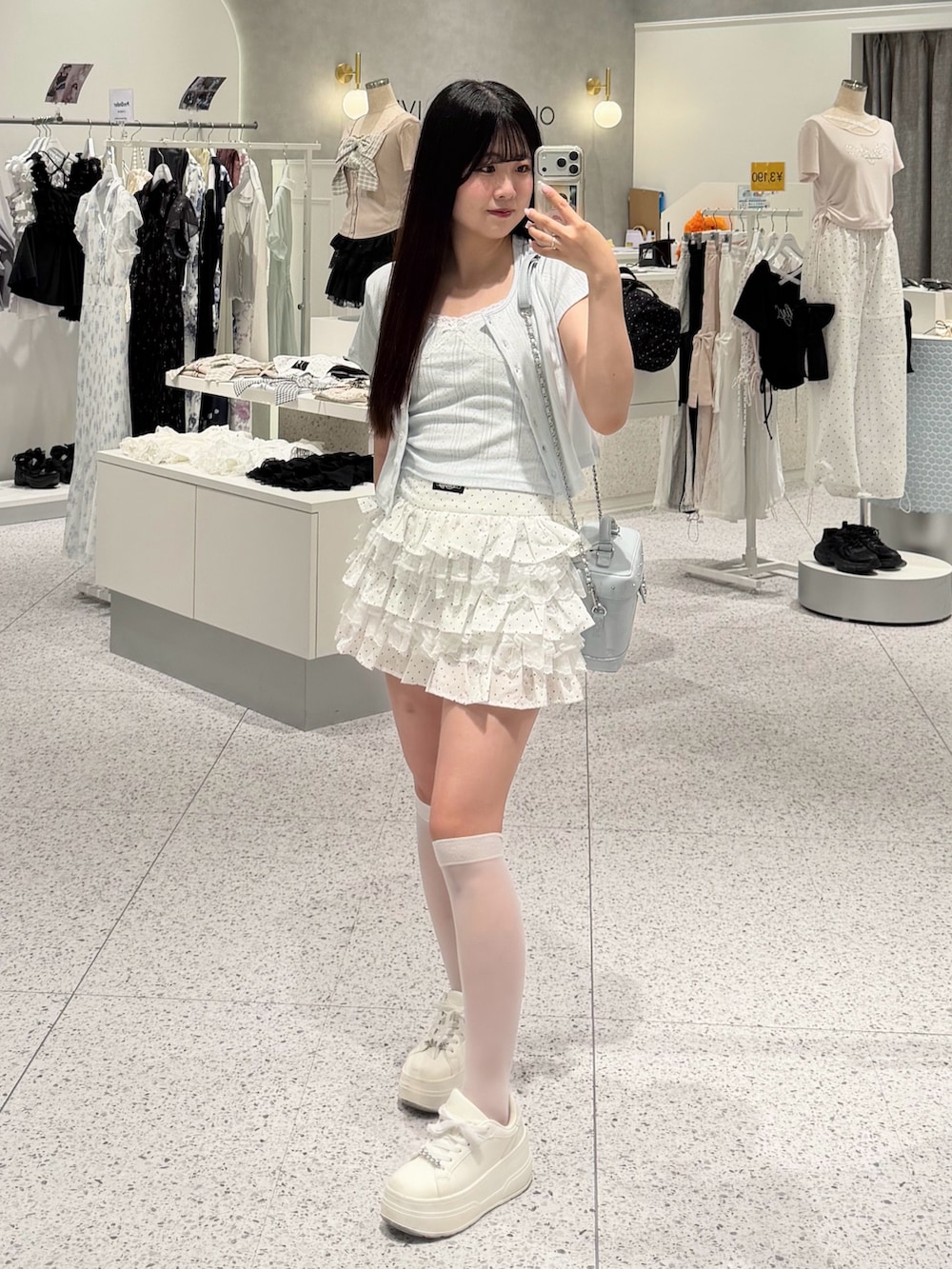ブルー系のアンサンブル、ブルー系のショルダーバッグ、その他のスカートを着用したレディースの夏コーディネートの4枚目の写真