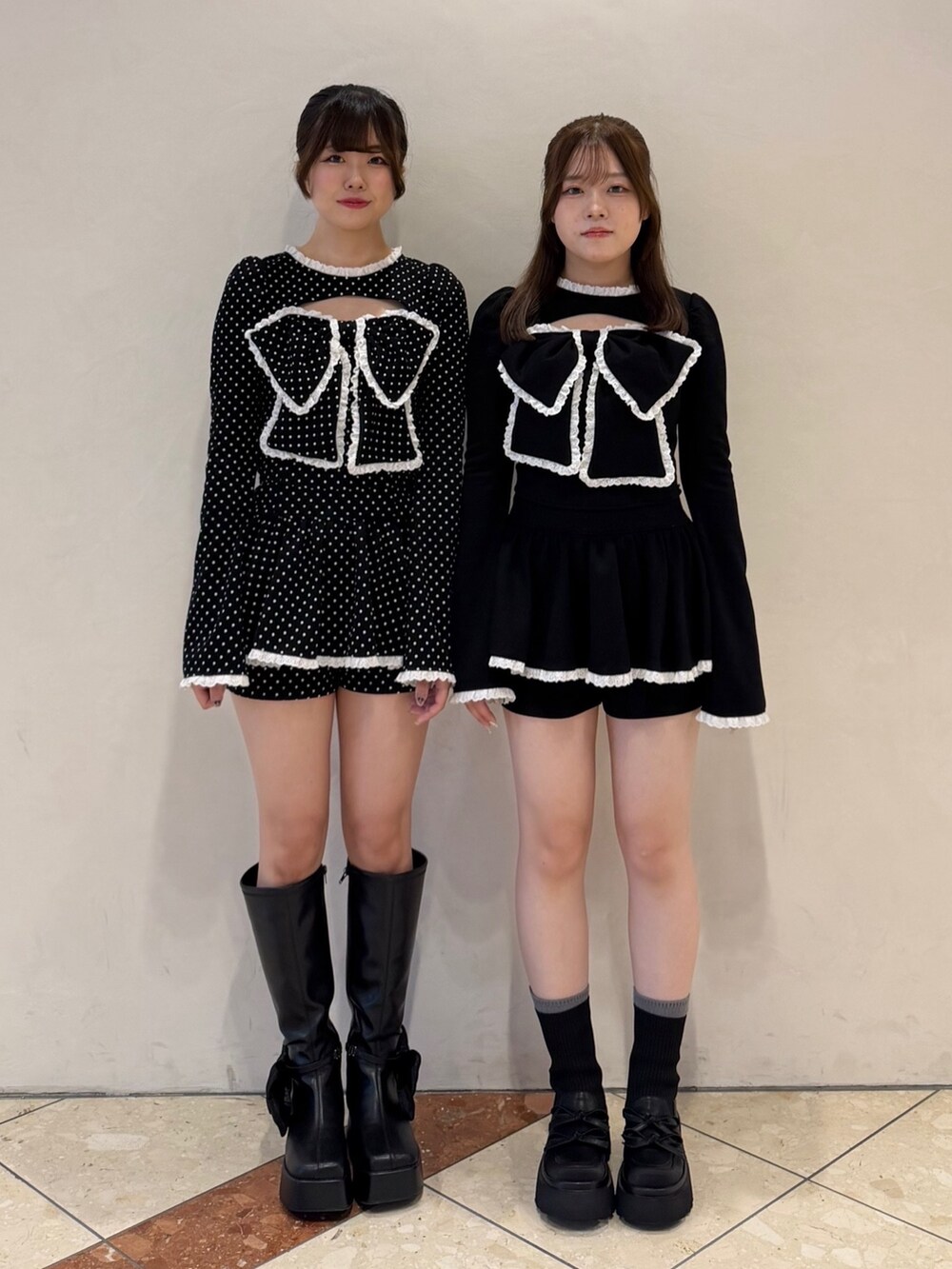 その他のTシャツ/カットソー、ブラック系のTシャツ/カットソー、ブラック系のその他パンツを着用したレディースの秋コーディネートの2枚目の写真