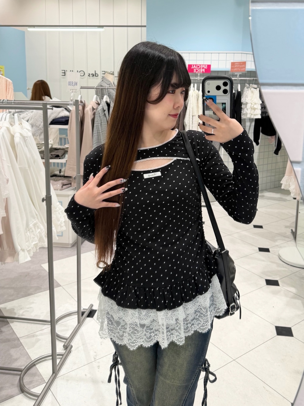 ブラック系のTシャツ/カットソー、ブルー系のデニムパンツ、ブラック系のショルダーバッグを着用したレディースの春コーディネートの3枚目の写真