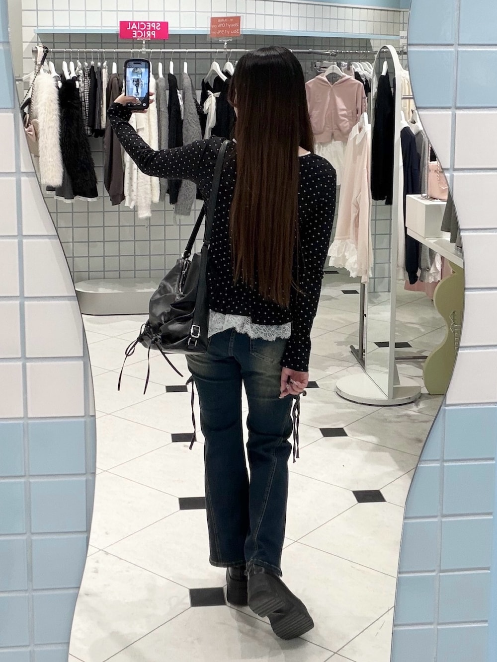 ブラック系のTシャツ/カットソー、ブルー系のデニムパンツ、ブラック系のショルダーバッグを着用したレディースの春コーディネートの4枚目の写真