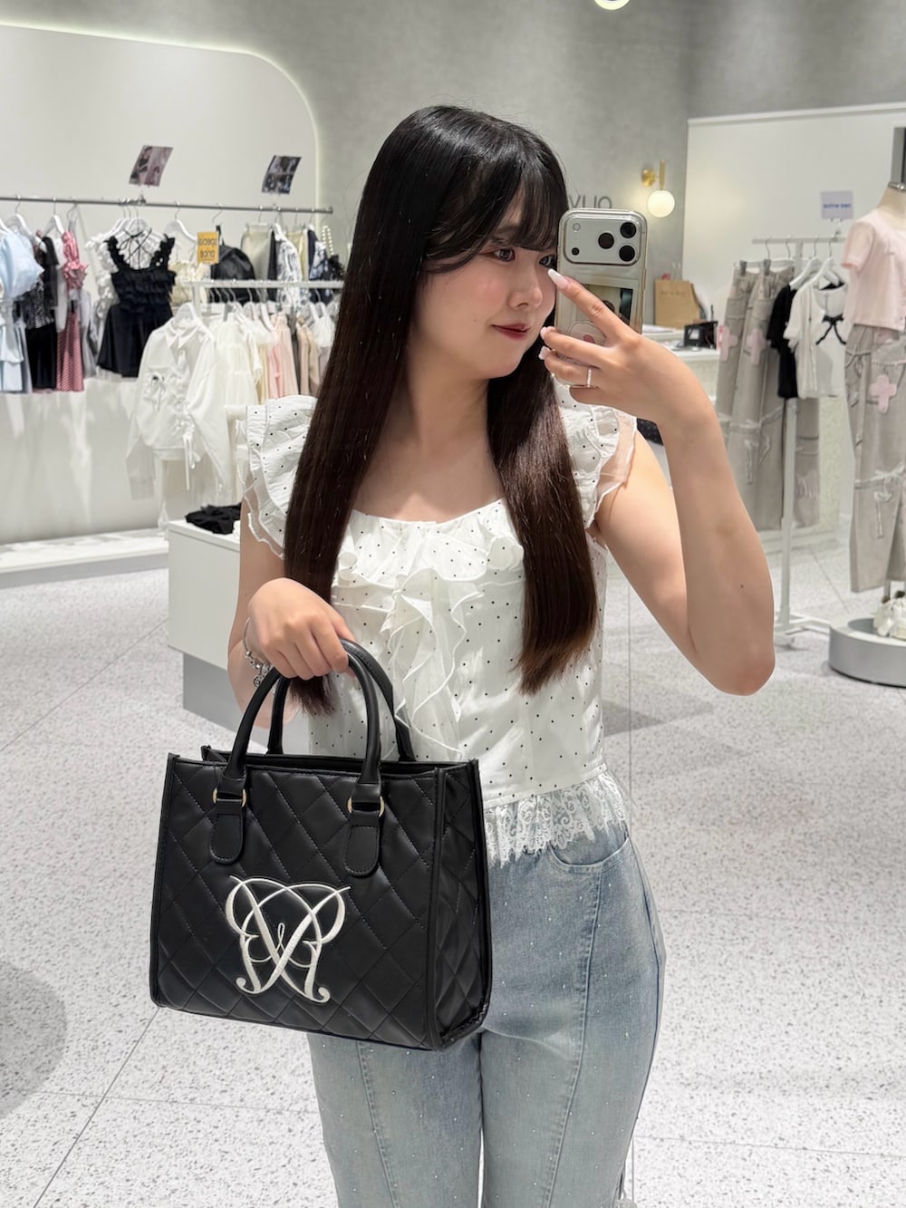 その他のシャツ/ブラウス、ブルー系のデニムパンツ、ブラック系のショルダーバッグを着用したレディースの夏コーディネートの4枚目の写真