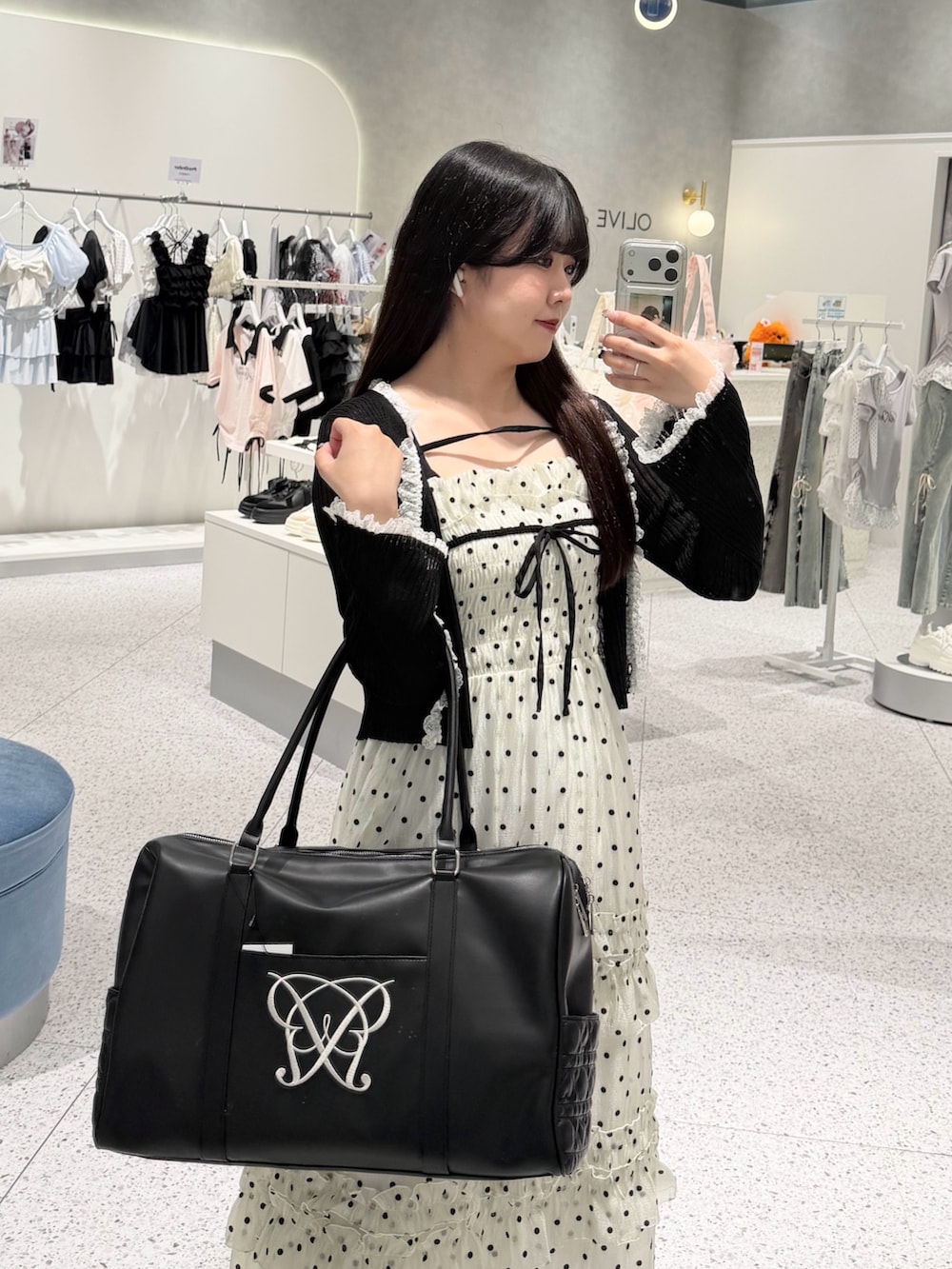 その他のワンピース、ブラック系のカーディガン/ボレロ、ブラック系のボストンバッグを着用したレディースの夏コーディネートの2枚目の写真