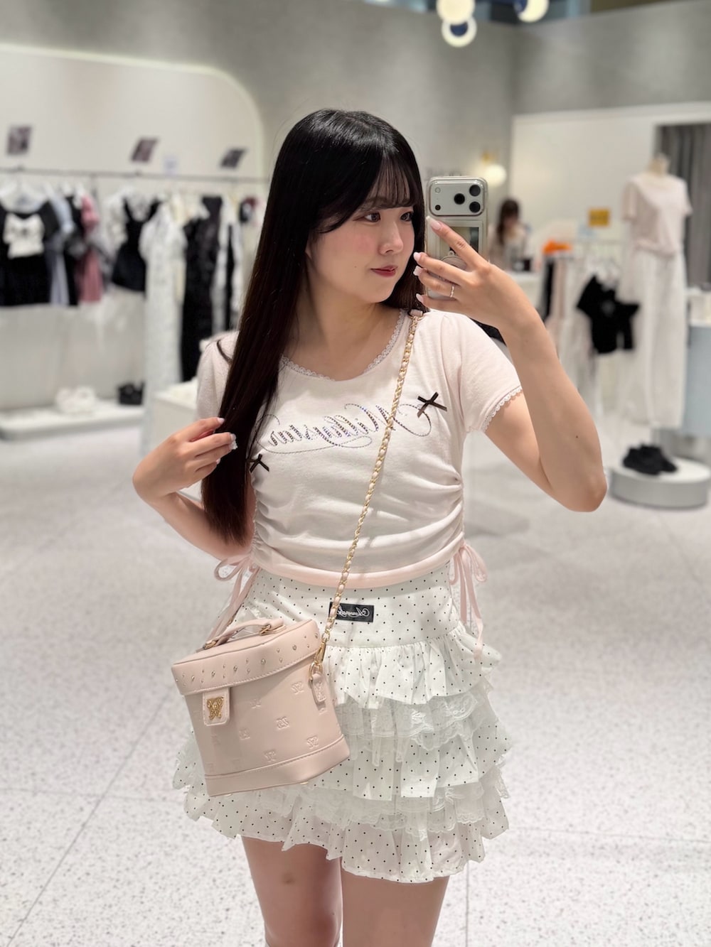 ピンク系のTシャツ/カットソー、ピンク系のショルダーバッグ、その他のスカートを着用したレディースの夏コーディネートの2枚目の写真