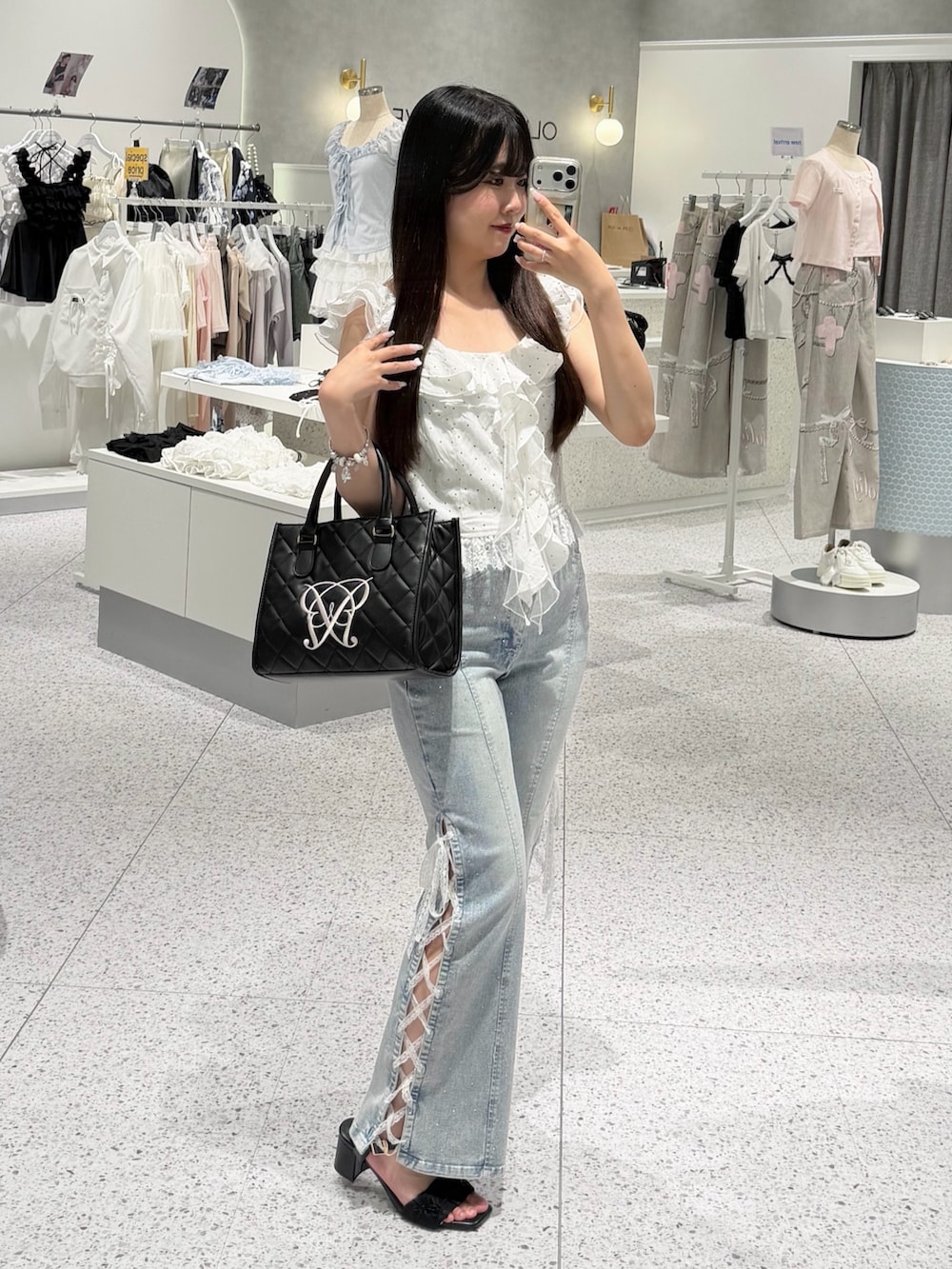その他のシャツ/ブラウス、ブルー系のデニムパンツ、ブラック系のショルダーバッグを着用したレディースの夏コーディネートの2枚目の写真