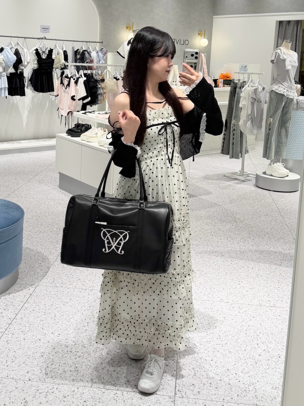 その他のワンピース、ブラック系のカーディガン/ボレロ、ブラック系のボストンバッグを着用したレディースの夏コーディネートの4枚目の写真