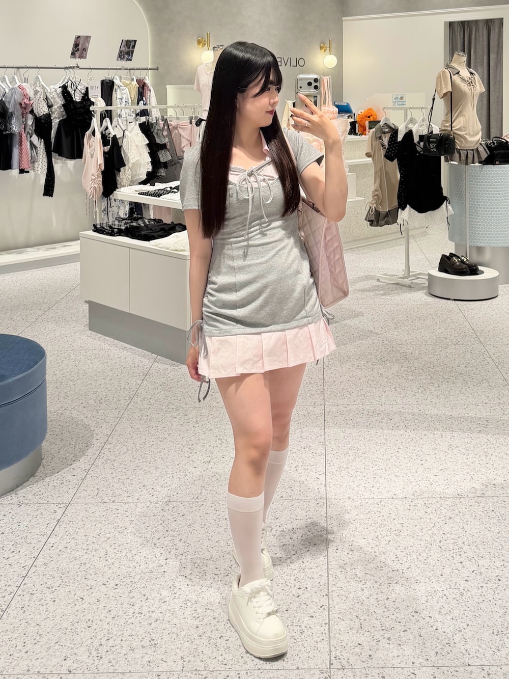 グレー系のワンピース、ピンク系のトートバッグを着用したレディースの夏コーディネートの4枚目の写真