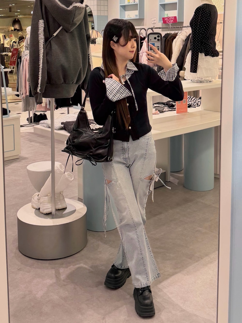 ブルー系のTシャツ/カットソー、ブルー系のデニムパンツ、ブラック系のショルダーバッグを着用したレディースの冬コーディネートの4枚目の写真