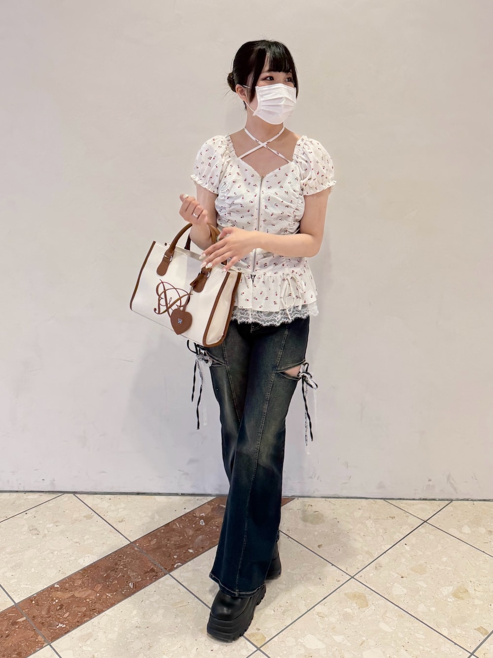 ホワイト系のシャツ/ブラウス、ブルー系のデニムパンツ、ブラウン系のトートバッグを着用したレディースの春コーディネートの5枚目の写真