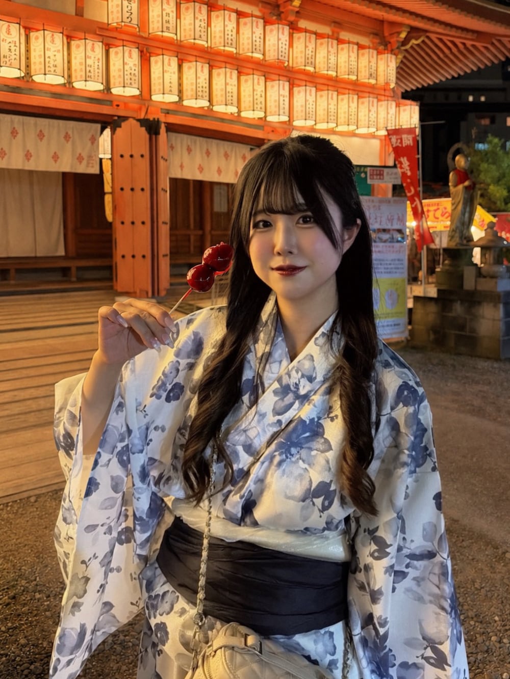 ホワイト系の浴衣を着用したレディースの夏コーディネートの2枚目の写真