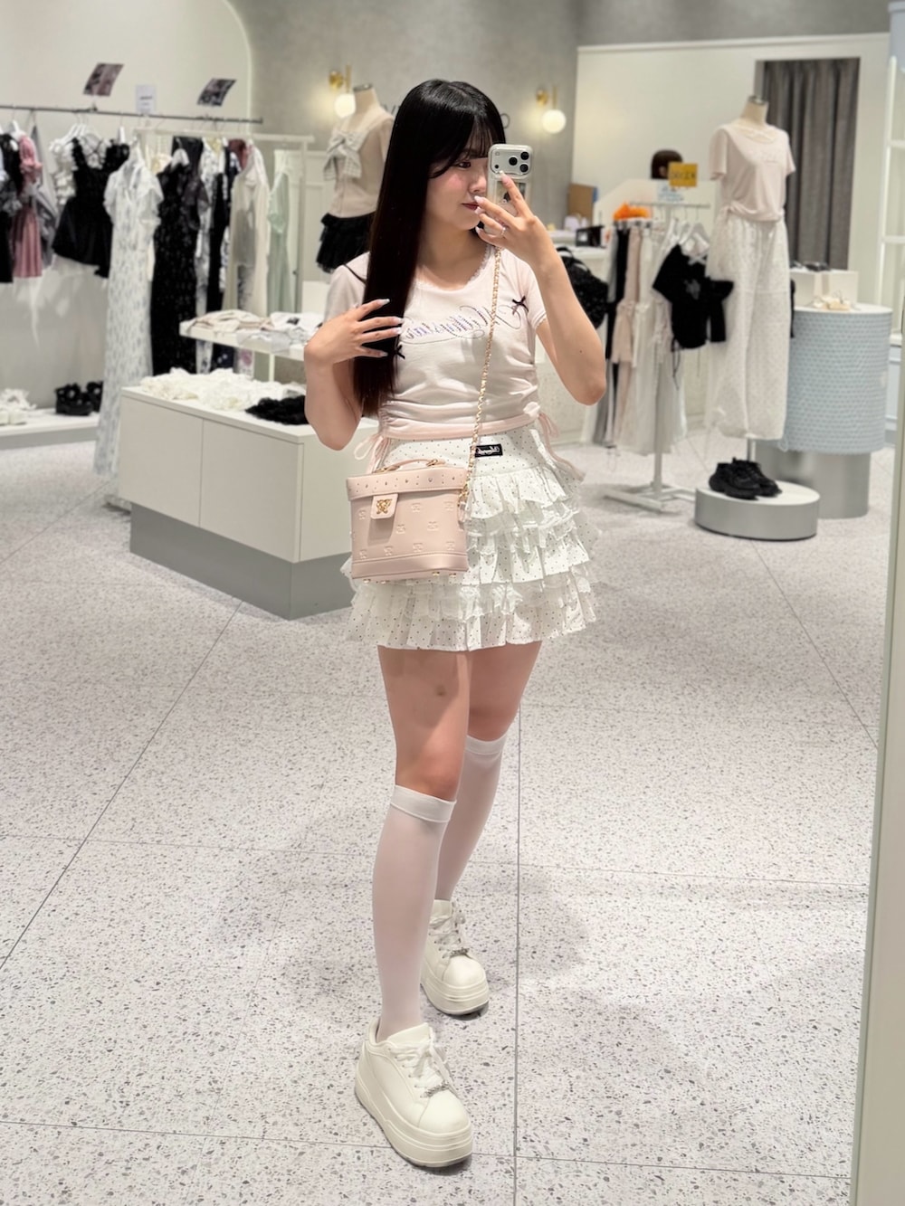 ピンク系のTシャツ/カットソー、ピンク系のショルダーバッグ、その他のスカートを着用したレディースの夏コーディネートの4枚目の写真