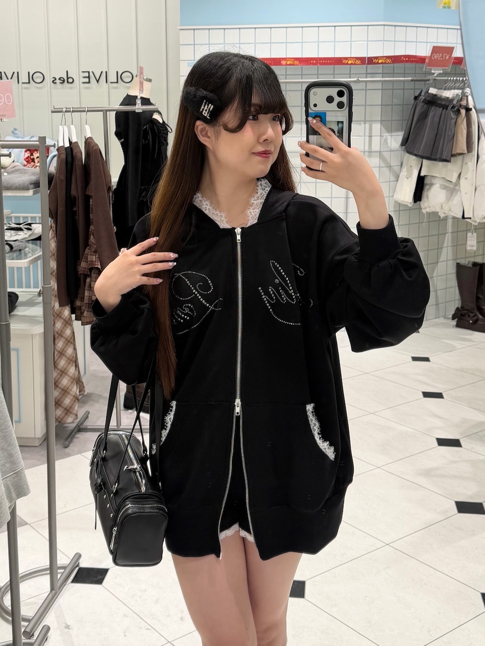 ブラック系のパーカー、ブラック系のその他パンツ、ブラック系のトートバッグを着用したレディースの冬コーディネートの3枚目の写真