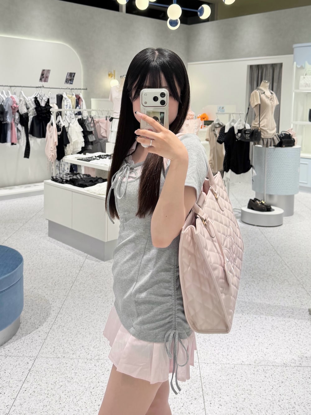 グレー系のワンピース、ピンク系のトートバッグを着用したレディースの夏コーディネートの2枚目の写真