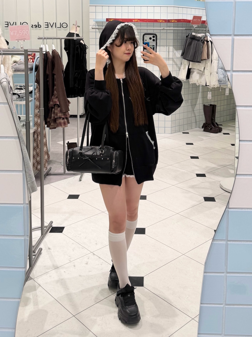 ブラック系のパーカー、ブラック系のその他パンツ、ブラック系のトートバッグを着用したレディースの冬コーディネートの2枚目の写真