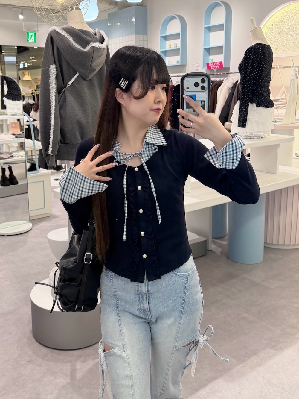 ブルー系のTシャツ/カットソー、ブルー系のデニムパンツ、ブラック系のショルダーバッグを着用したレディースの冬コーディネートの2枚目の写真