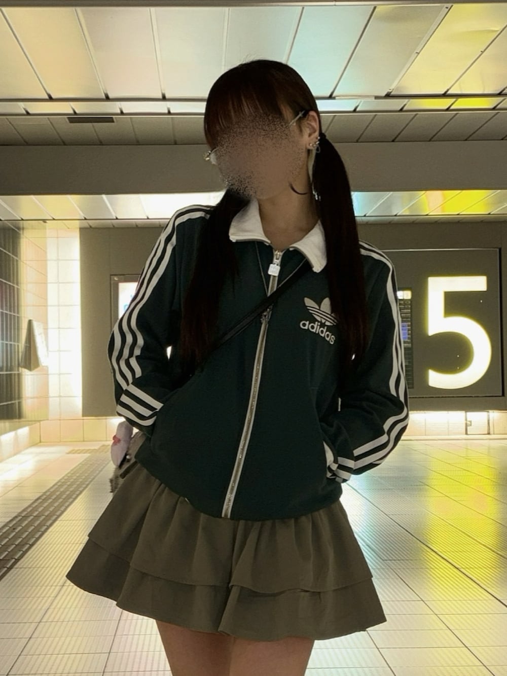 グリーン系のジャージ、グリーン系のスカートを着用したレディースの春コーディネートの3枚目の写真