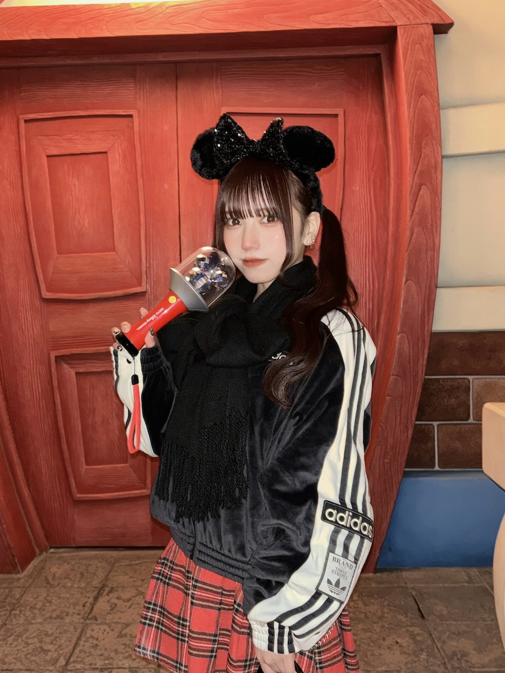 ブラック系のジャージ、レッド系のスカートを着用したレディースの春コーディネートの4枚目の写真