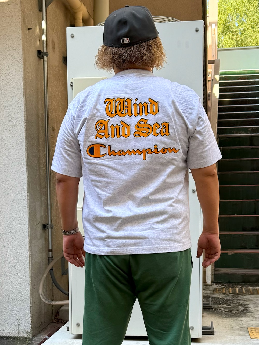 グレー系のTシャツ/カットソー、グリーン系のスウェットパンツ、ブラック系のスニーカーを着用したメンズの夏コーディネートの2枚目の写真