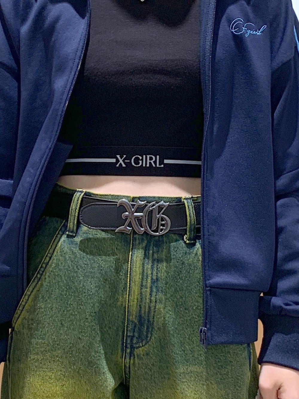 ブルー系のデニムパンツ、ブルー系のジャージ、ブラック系のタンクトップを着用したレディースの夏コーディネートの3枚目の写真