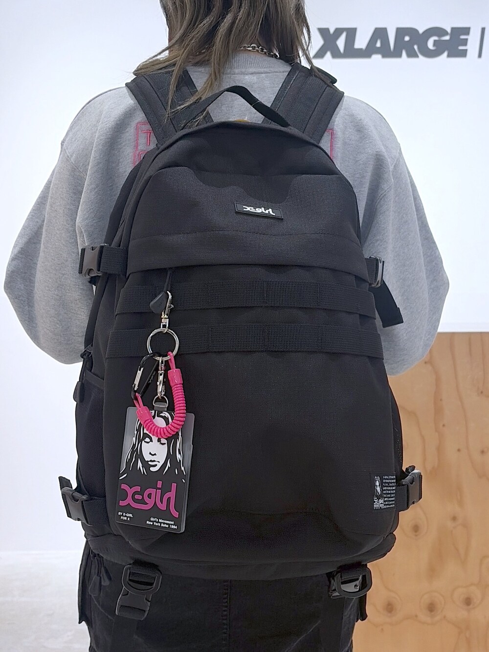 ブラック系のスカート、グレー系のスウェット、ブラック系のバックパック/リュックを着用したレディースの冬コーディネートの3枚目の写真