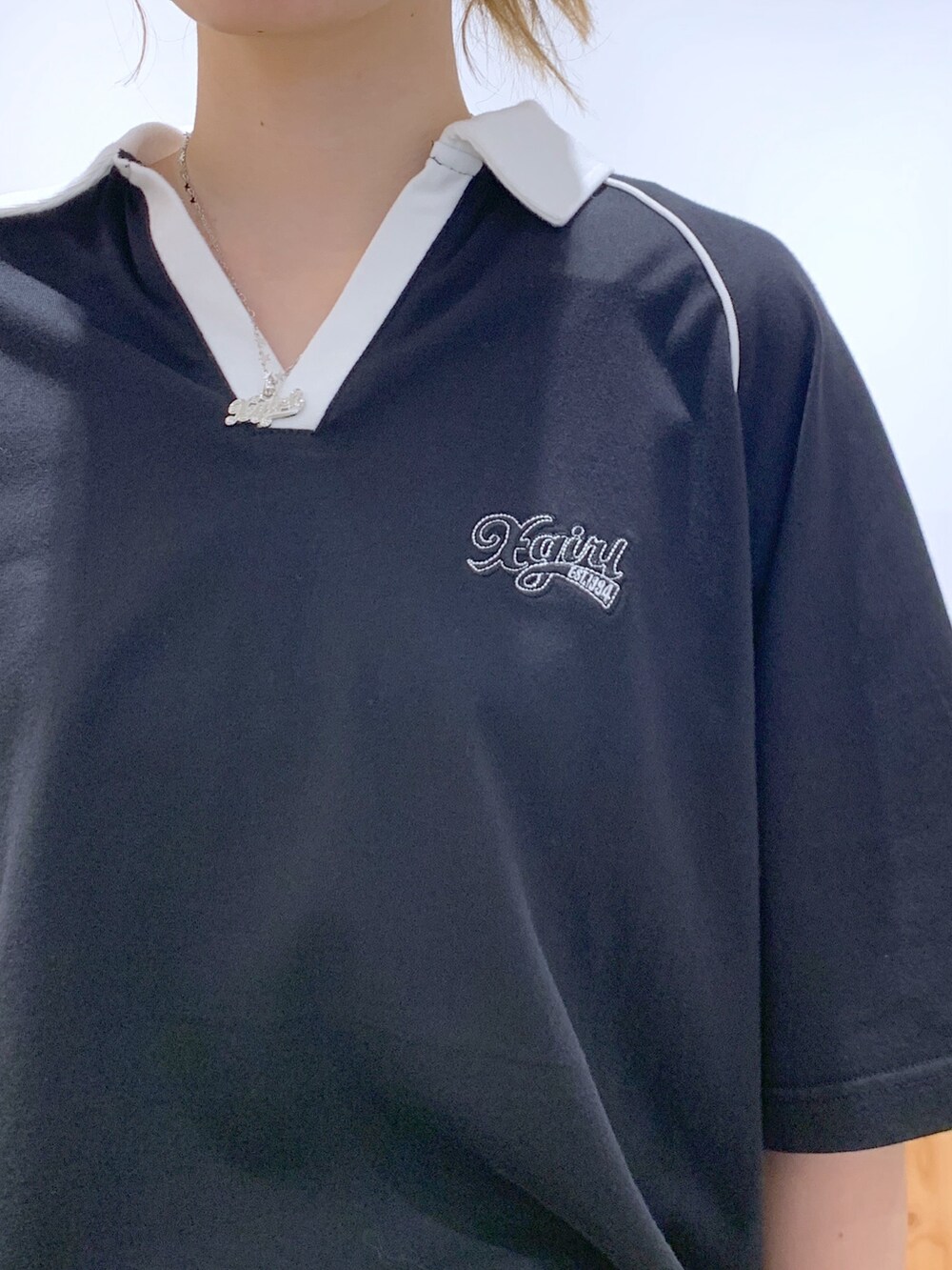 ブルー系のデニムパンツ、ブラック系のワンピース、シルバー系のネックレスを着用したレディースの夏コーディネートの4枚目の写真