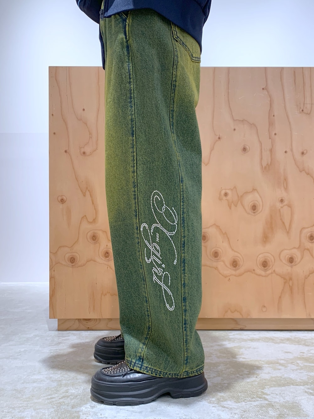 ブルー系のデニムパンツ、ブルー系のジャージ、ブラック系のタンクトップを着用したレディースの夏コーディネートの4枚目の写真