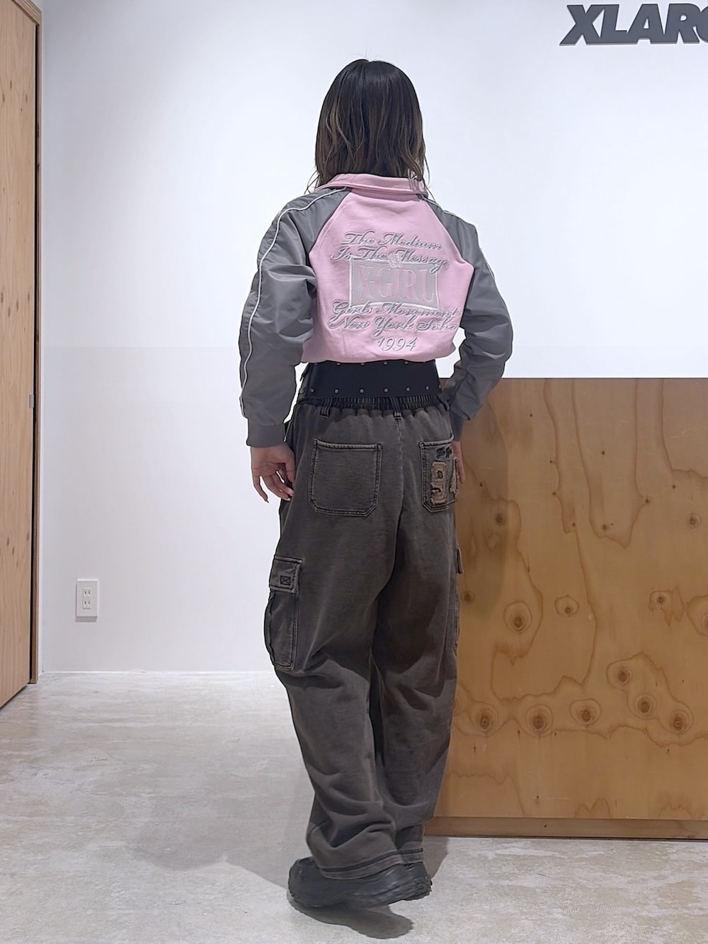 ピンク系のスウェット、ブラック系のスウェットパンツ、ブラック系のベルトを着用したレディースの春コーディネートの2枚目の写真