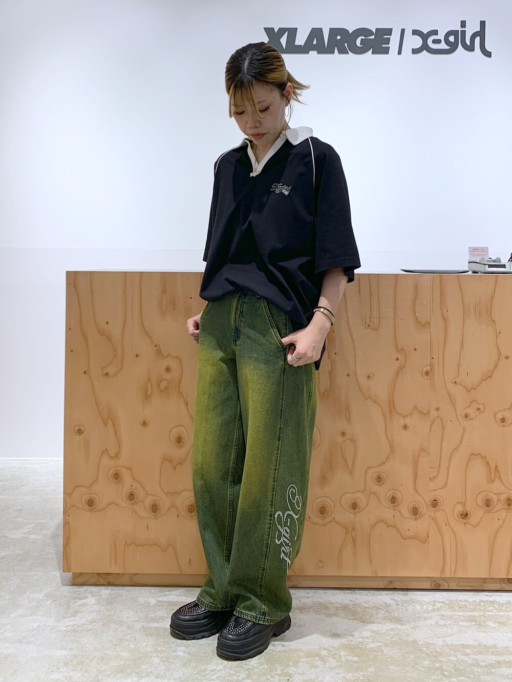 ブルー系のデニムパンツ、ブラック系のワンピース、シルバー系のネックレスを着用したレディースの夏コーディネートの2枚目の写真