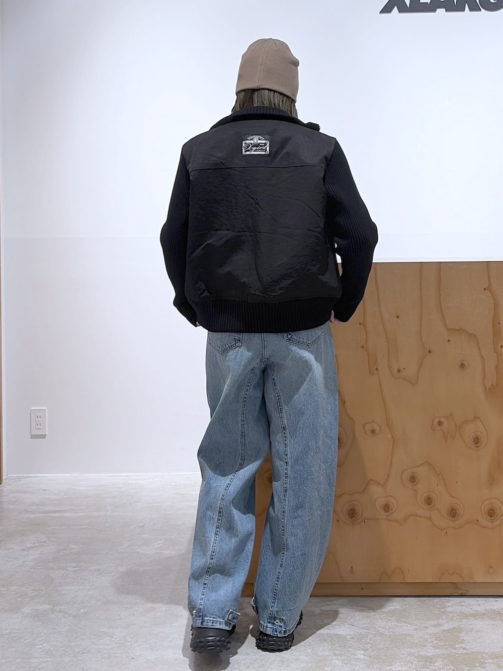 ブラック系のTシャツ/カットソー、ブラック系のブルゾン、ブルー系のデニムパンツを着用したレディースの冬コーディネートの2枚目の写真