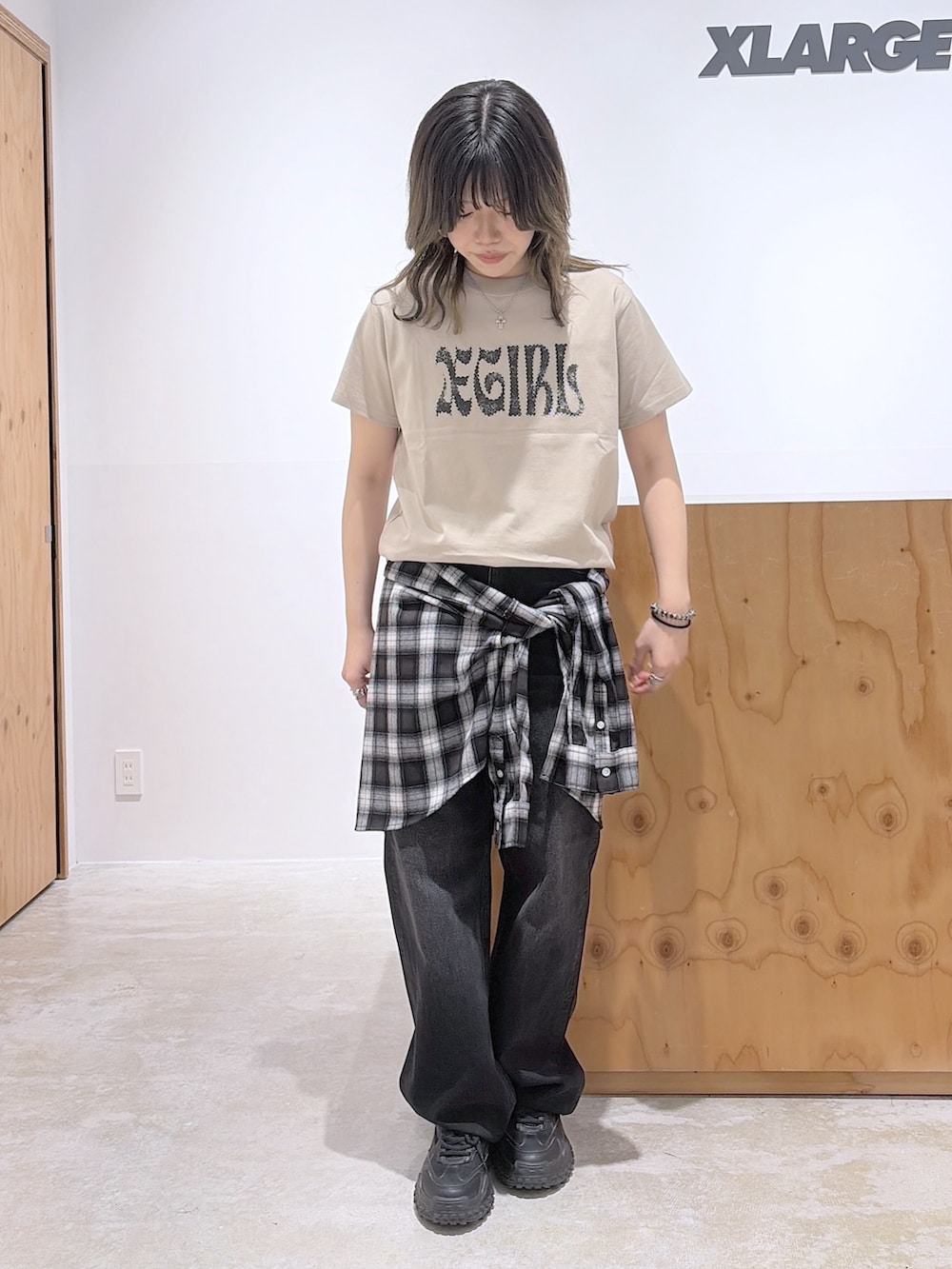ブラック系のテーラードジャケット、ベージュ系のTシャツ/カットソー、ブラック系のその他パンツを着用したレディースの春コーディネートの2枚目の写真