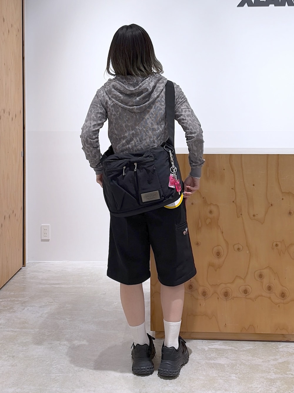 グレー系のパーカー、ブラック系のショルダーバッグ、ブラック系のその他パンツを着用したレディースの春コーディネートの2枚目の写真