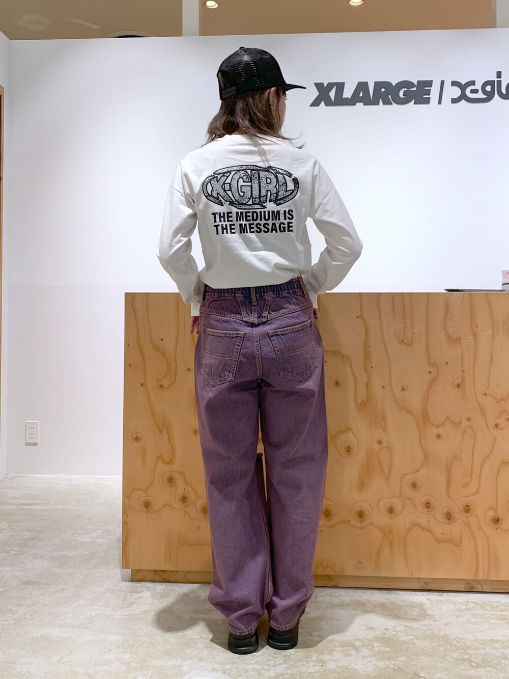 ホワイト系のTシャツ/カットソー、ブラック系のニット/セーター、ピンク系のデニムパンツを着用したレディースの夏コーディネートの4枚目の写真