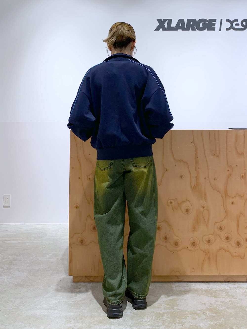 ブルー系のデニムパンツ、ブルー系のジャージ、ブラック系のタンクトップを着用したレディースの夏コーディネートの2枚目の写真