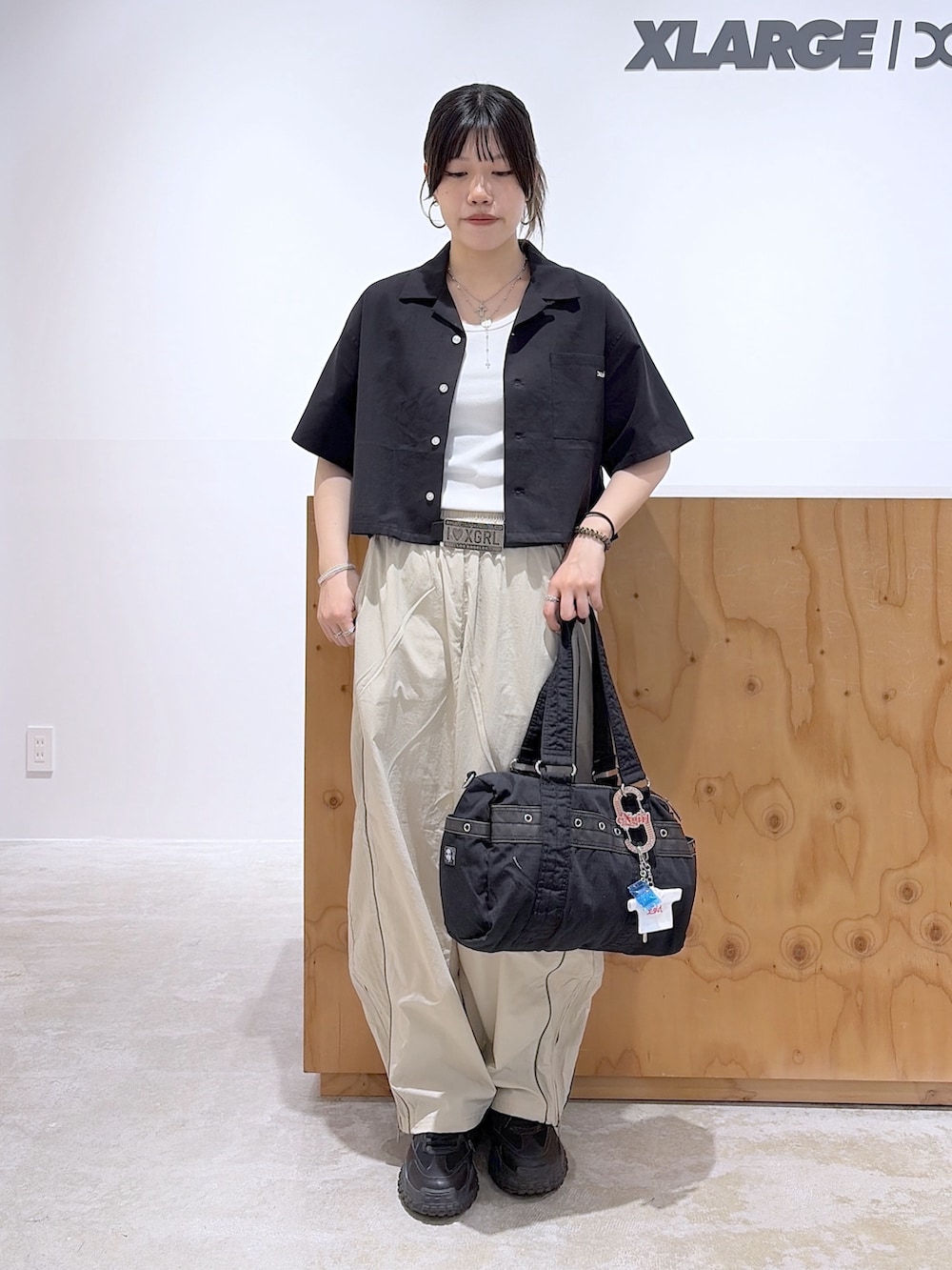 ブラック系のシャツ/ブラウス、ホワイト系のタンクトップ、ベージュ系のその他パンツを着用したレディースの春コーディネートの2枚目の写真