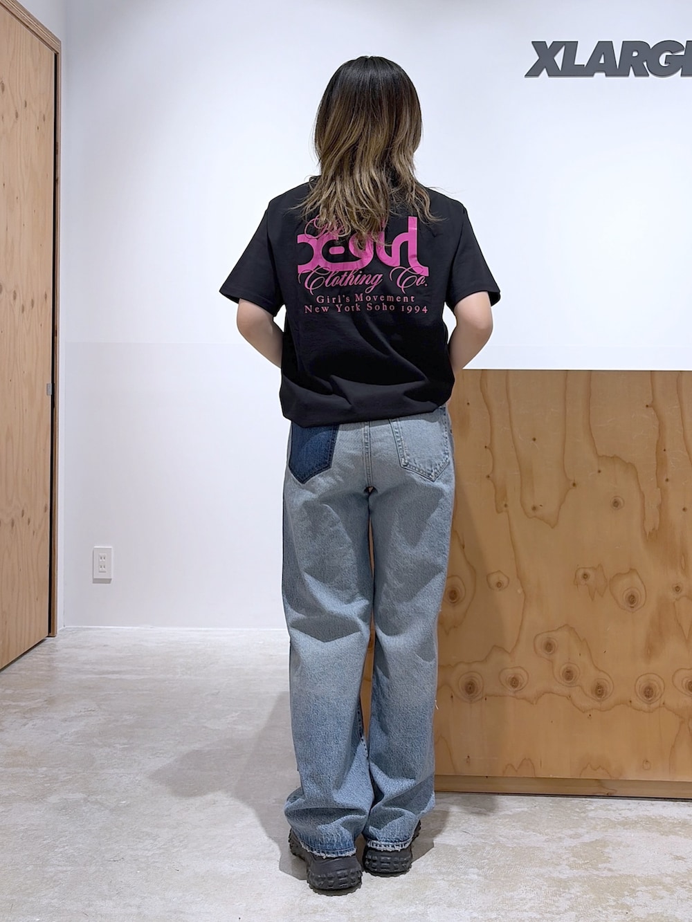 ブラック系のTシャツ/カットソー、ブルー系のデニムパンツ、シルバー系のキーホルダーを着用したレディースの春コーディネートの2枚目の写真