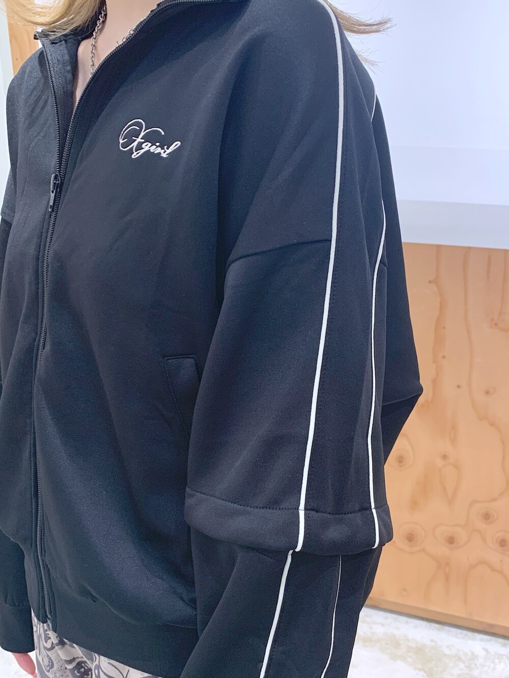 ブラック系のジャージ、その他のデニムパンツ、シルバー系のネックレスを着用したレディースの夏コーディネートの4枚目の写真