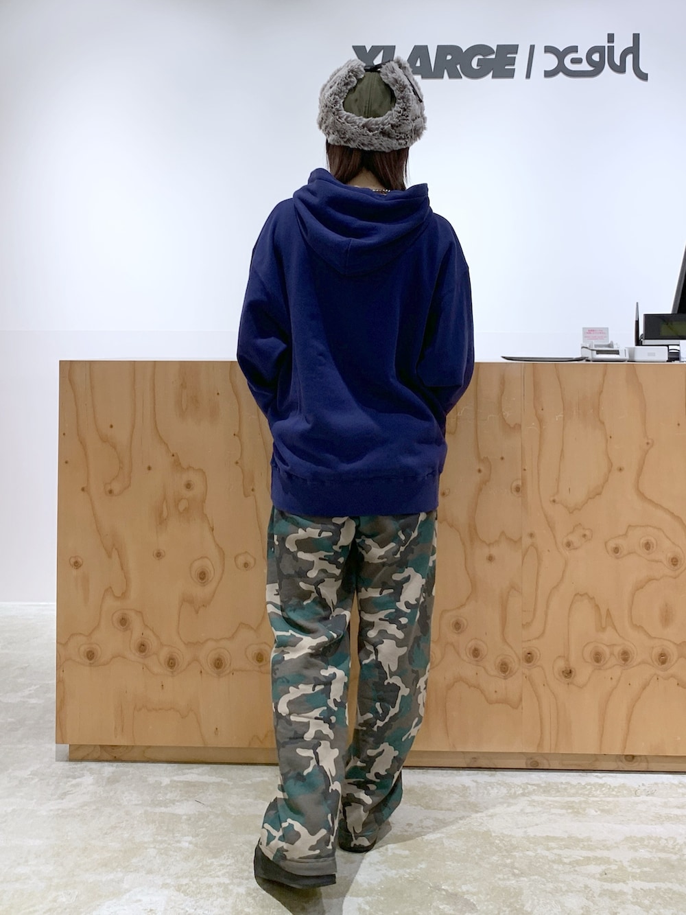 ブルー系のパーカー、その他のスウェットパンツ、グリーン系のキャップを着用したレディースの秋コーディネートの2枚目の写真