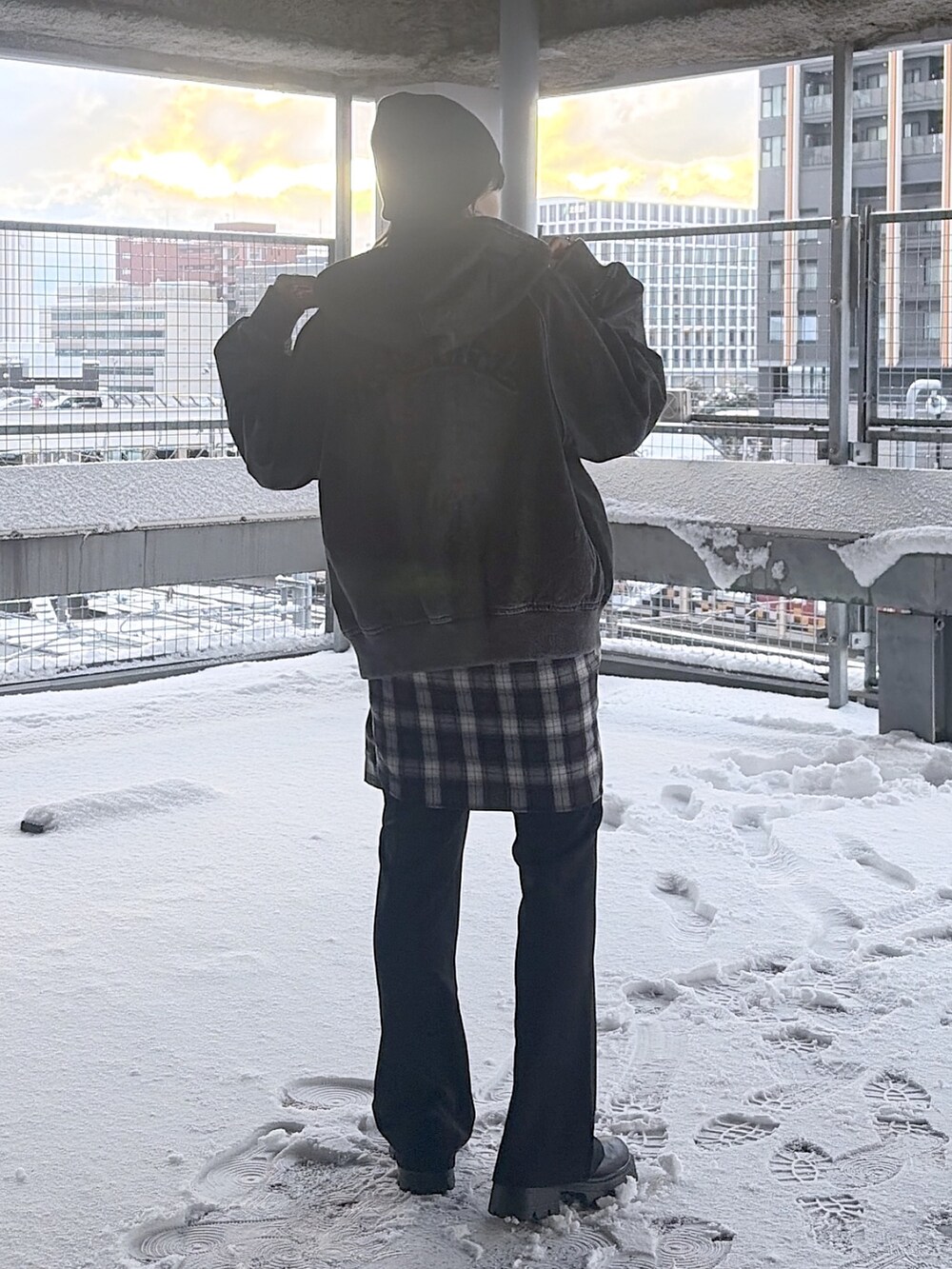 ブラック系のブルゾン、ブルー系のTシャツ/カットソー、ブラック系のその他パンツを着用したレディースの冬コーディネートの2枚目の写真